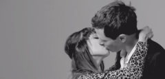 First Kiss - Fremde Menschen küssen sich